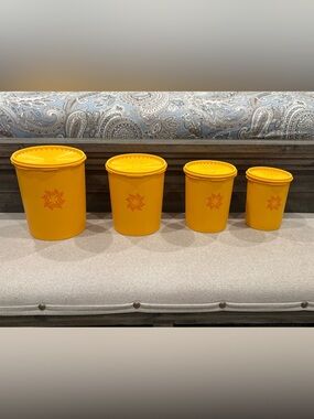 EUC Vintage Tupperware 4 piece Servalier Canister Set in Starburst Maize